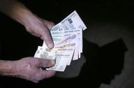 Рубль подорожал от границы валютного коридора, в фокусе остается Украина