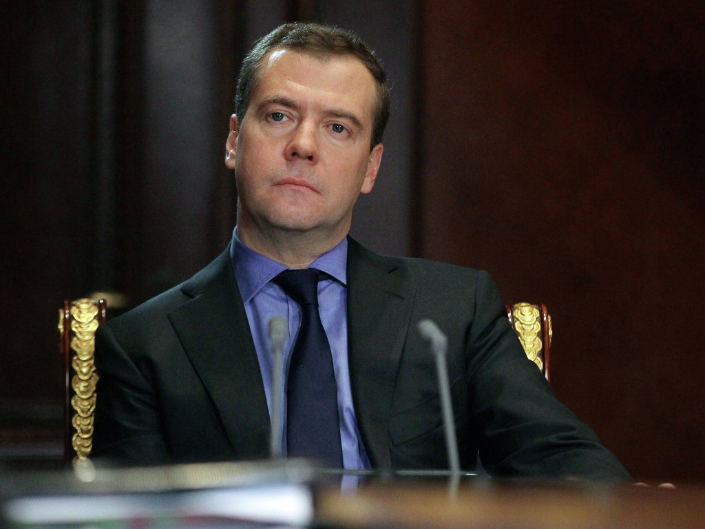 Медведев: у России в связи с санкциями два варианта развития экономики